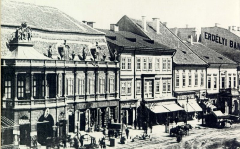 Centrul Clujului, fără Palatele Gemene de pe strada in Oglindă. Ulterior,  la parter erau cele mai luxoase spaţii comerciale din oraş