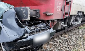 ACCIDENT feroviar GRAV: Un bărbat a murit după ce un tren a lovit în plin maşina în care se afla. O altă victimă, preluată de elicopterul SMURD