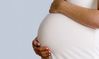 Caz ȘOCANT: O femeie a născut prin cezariană, acasă, operată de soț și de soacră