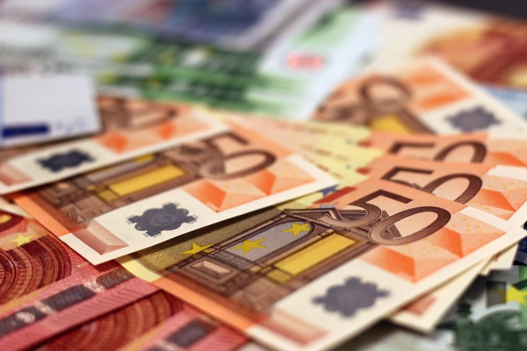 Euro ajunge la un nou maxim istoric față de leu. Care e cursul zilei