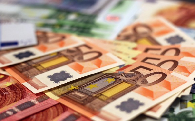 Euro ajunge la un nou maxim istoric față de leu. Care e cursul zilei