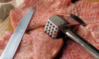 Caz șocant! Minor arestat pentru că și-a lovit străbunica în cap cu un ciocan pentru șnițele. De la ce a pornit totul