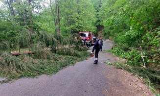 Furtună la Cluj! Traficul este blocat pe drumul din apropierea lacului Tarnița