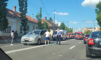 ACCIDENT cu cinci mașini în Cluj-Napoca! Doi bărbați, blocați în autoturism / Alte două persoane, consultate de medici