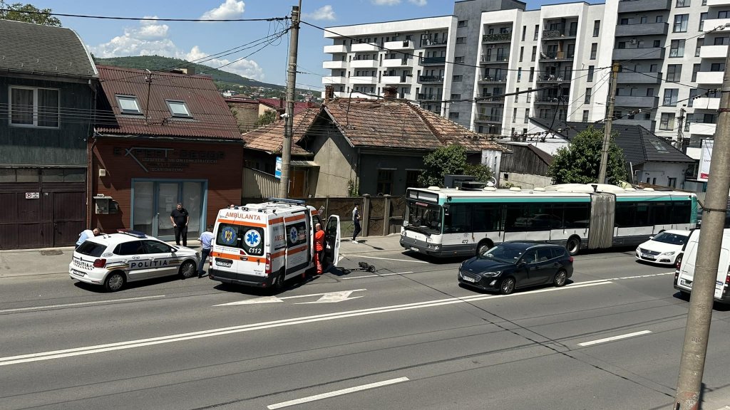Trotinetă vs. bus pe Fabricii