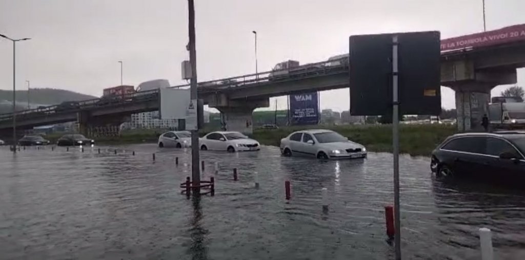 Mai multe mașini blocate în apă, la Vivo. Au fost evacuate 10 persoane/ Numărul persoanelor evacuate a urcat la 32