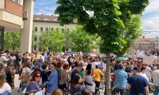 Profesorii clujeni, protest masiv la Prefectură. Circulația a fost blocată