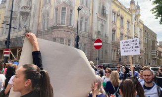 Profesorii clujeni, protest masiv la Prefectură. Circulația a fost blocată