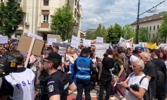 Profesorii clujeni, protest masiv la Prefectură. Circulația a fost blocată