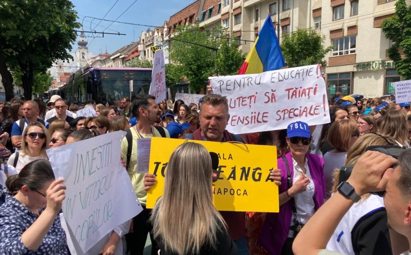 Profesorii clujeni, protest MASIV la Prefectură. Circulația a fost blocată