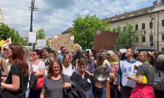 Profesorii clujeni, protest masiv la Prefectură. Circulația a fost blocată