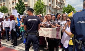 Profesorii clujeni, protest masiv la Prefectură. Circulația a fost blocată