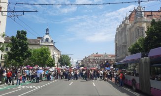 Profesorii clujeni, protest MASIV la Prefectură. Circulația a fost blocată