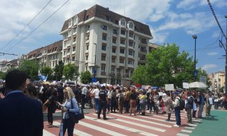Profesorii clujeni, protest MASIV la Prefectură. Circulația a fost blocată