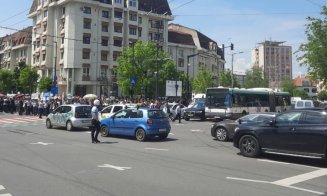 Profesorii clujeni, protest MASIV la Prefectură. Circulația a fost blocată