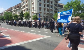Profesorii clujeni, protest MASIV la Prefectură. Circulația a fost blocată