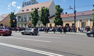 Protestul profesorilor s-a mutat la Primăria Cluj-Napoca/ Premierul Ciucă, așteptat să ajungă, în scurt timp, la Primărie