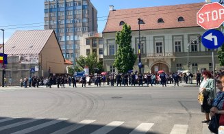 Protestul profesorilor s-a mutat la Primăria Cluj-Napoca/ Premierul Ciucă, așteptat să ajungă, în scurt timp, la Primărie