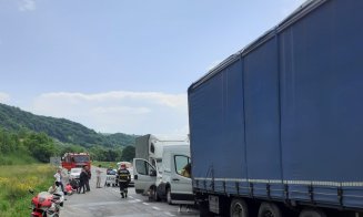 Accident între un tir, două autoutilitare și o motocicletă în Cluj. O femeie a fost transportată la spital