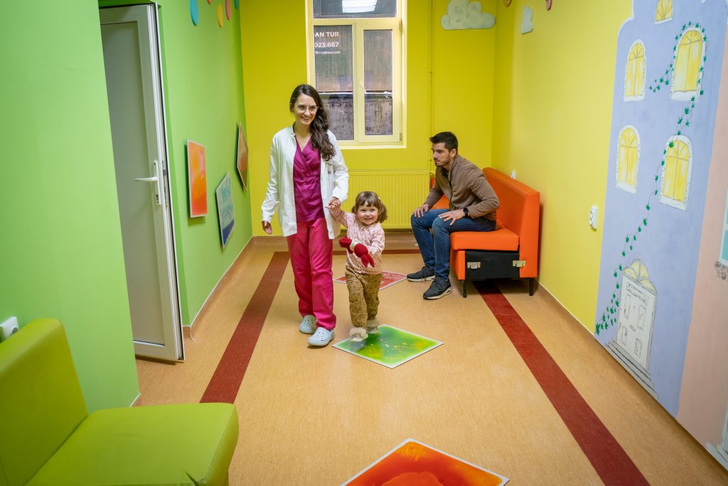 Așteptarea la medic, în atmosferă de basm. O asociație a renovat câteva încăperi din Clinica de Oftalmologie, destinate celor mici