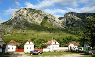 Satul din Apuseni cu peisaje splendide care este comparat cu cele din Elveția! Se află la 60 de km de Cluj-Napoca