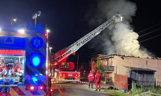 INCENDIU în județul Cluj:  Acoperișul a ars în întregime, iar din cauza flăcărilor puternice tavanul casei s-a prăbușit