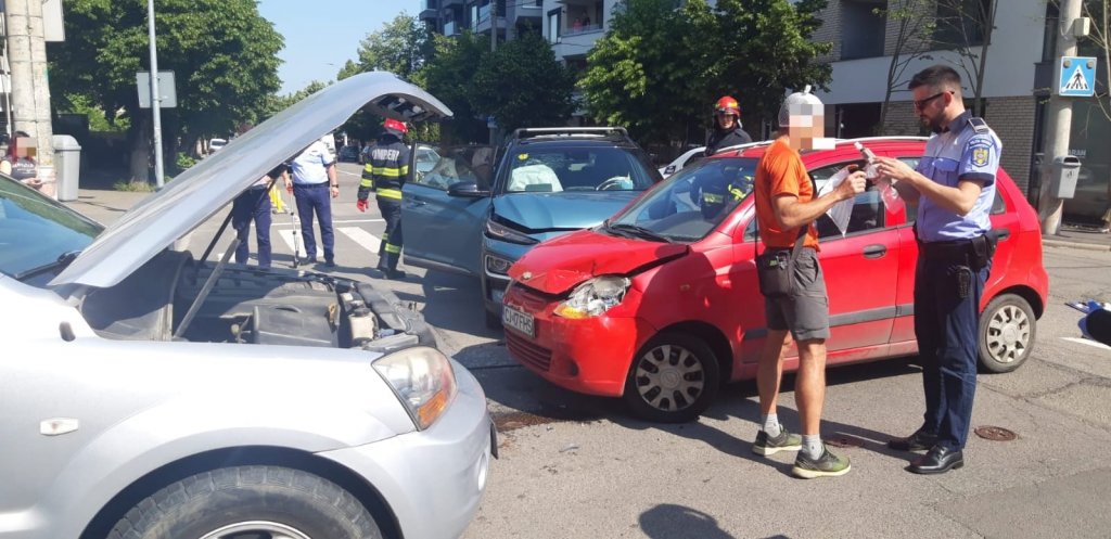 Accident pe strada Constantin Brâncuși. Un tânăr va fi transportat la spital