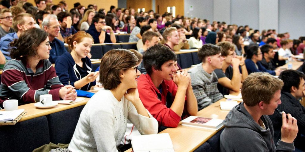 România, pe ultimul loc în UE la ponderea tinerilor cu studii universitare