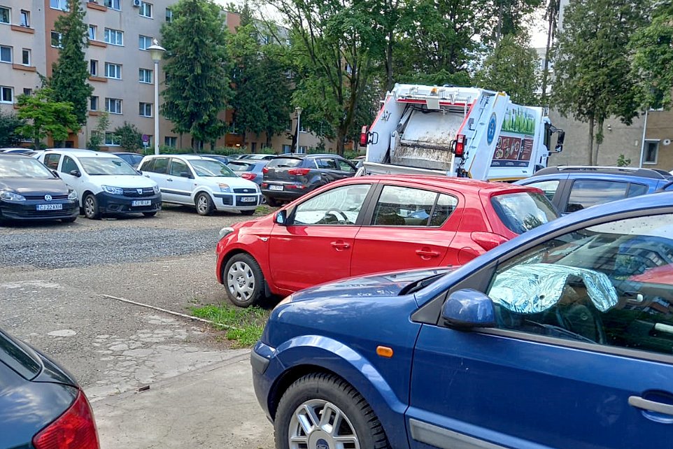 Ce bine că gropile ”peticite” cu pietriş pe banii unor locatari din Mănăştur deservesc cu succes şi firma de salubritate