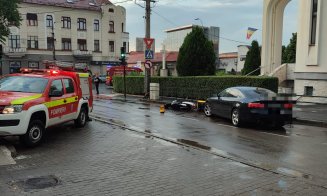 ACCIDENT între o mașină și o motocicletă în Mărăști. Un tânăr, transportat de urgență la spital