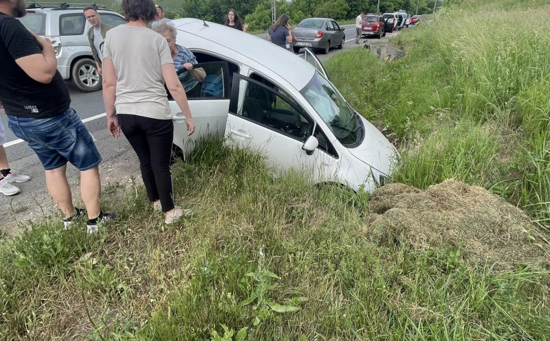 Accident pe un drum din Cluj! A ieșit cu mașina în decor