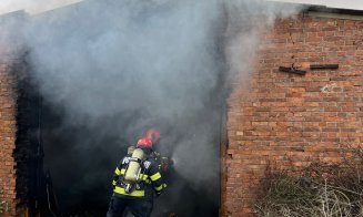 Cluj: Incendiu la o hală. Intervin pompierii cu trei autospeciale și o autoscară