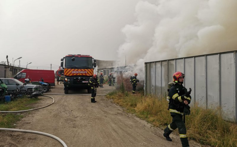 Cluj: Incendiu la o hală. Intervin pompierii cu trei autospeciale și o autoscară
