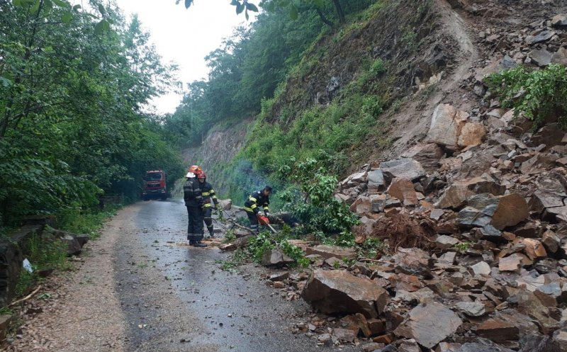 Trafic reluat în Tarniţa / Căderi masive de stâncă pe carosabil