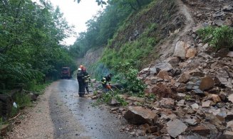 Trafic reluat în Tarniţa / Căderi masive de stâncă pe carosabil