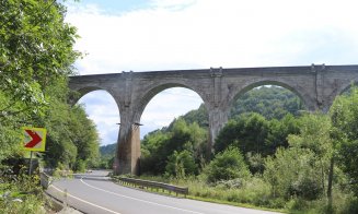 O tânără a murit după ce s-a aruncat de pe un viaduct înalt de peste 20 de metri