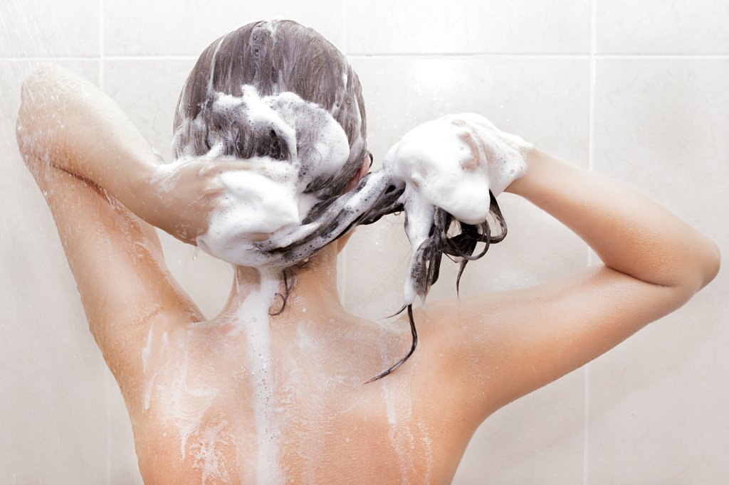 Cât de des ne spălăm pe cap. Alegerea potrivită pentru fiecare tip de păr