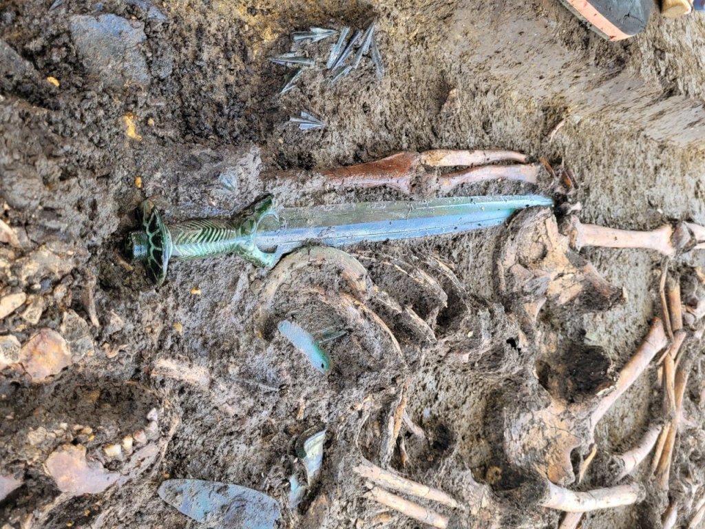 O sabie veche de 3.000 de ani a fost descoperită de arheologi. Cât de bine s-a păstrat