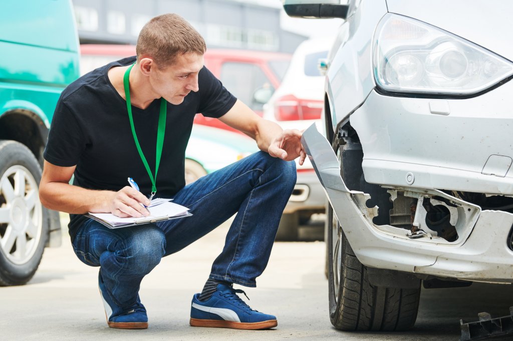 Specialiștii în daune auto câștigă până la 1.300 euro/lună. Multe posturi libere în Cluj-Napoca