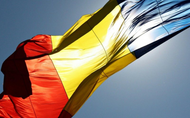 Lege promulgată: Pe drapelul României nu pot fi adăugate alte inscripţii şi simboluri în afara celor aprobate legal