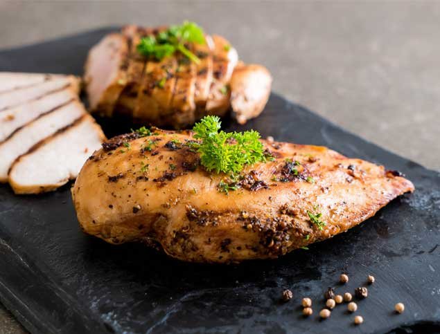 Ce să alegi, pui sau curcan? Care variantă este mai bună din punct de vedere nutriţional