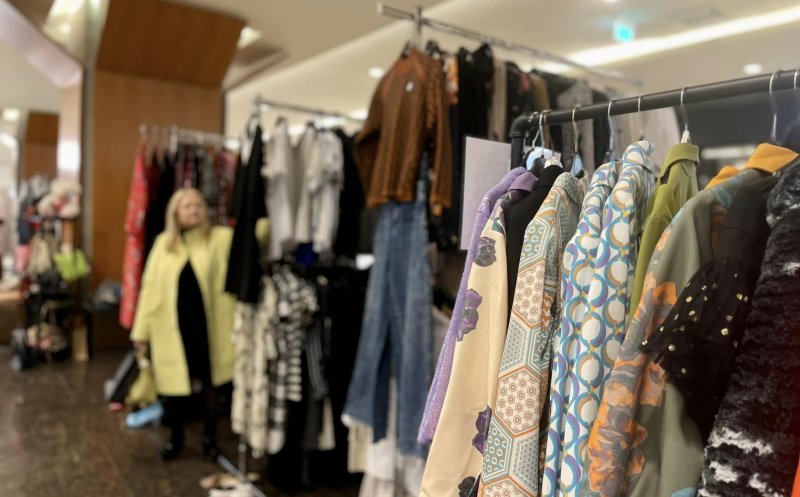 Un european aruncă 11 kilograme de haine anual. Clujenii, invitați să facă shopping sustenabil. Banii, donați pentru cauze nobile