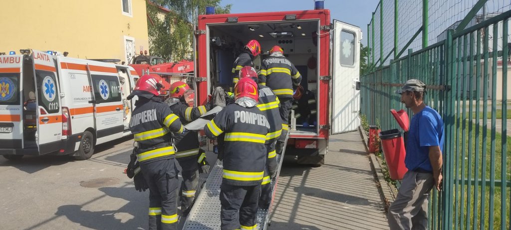 Tavanul Căminului Cultural din Apahida, căzut peste mai multe persoane. Patru ambulanțe SMURD intervin