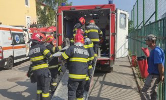 Tavanul Căminului Cultural din Apahida, căzut peste mai multe persoane. Patru ambulanțe SMURD intervin