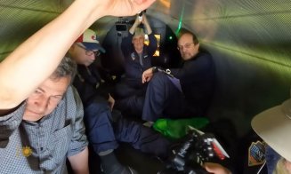 Cum arată interiorul submarinului dispărut Titanic. Nu există scaune, iar pasagerii intră descălțați