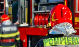 Mașină în flăcări în parcarea unui supermarket. Au intervenit pompierii