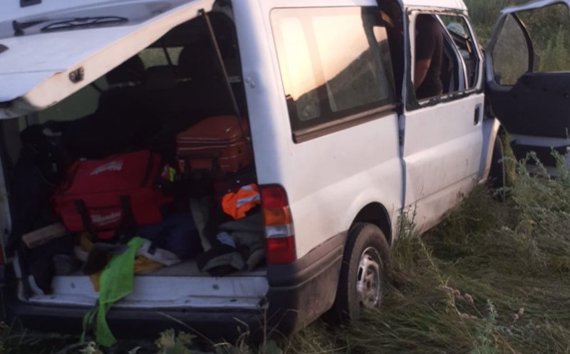 Dubă răsturnată pe un drum din Cluj. Doi bărbați au fost consultați de medici