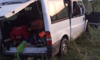 Dubă răsturnată pe un drum din Cluj. Doi bărbați au fost consultați de medici