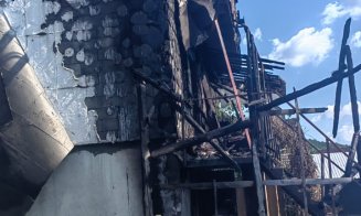 Incendiu în Cluj! Acoperișul unei case a luat foc / Două autospeciale și o ambulanță SMURD intervin
