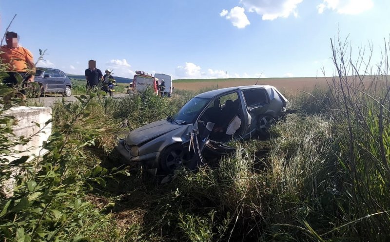 DAUNĂ totală! Accident cu un autoturism în Cluj / Tânăr, transportat la spital